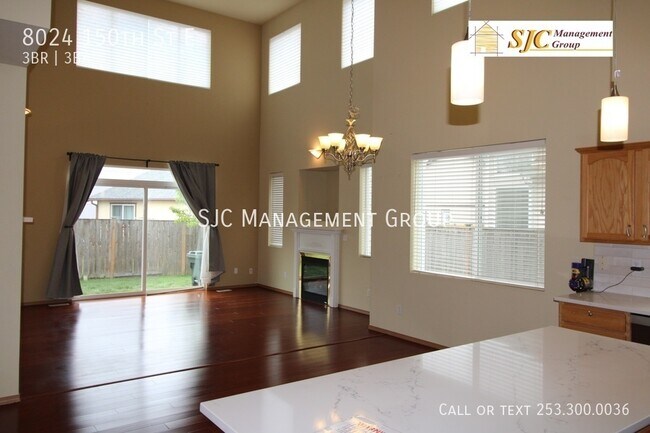 Building Photo - Three bedroom 2.5 bath with bonus space an...