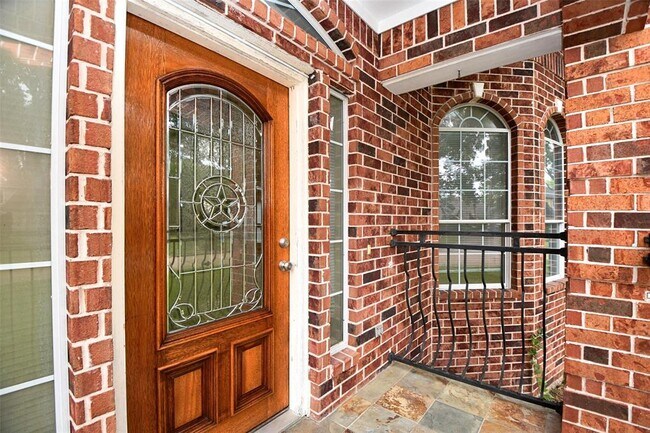Foto del edificio - 5211 Holly View Dr
