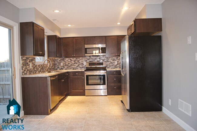 Building Photo - Well Maintained Townhome!