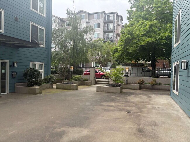 Foto del edificio - Bright, Modern 1BR Near Hospitals, SU & Transit in secure building with garage parking and a Walk...