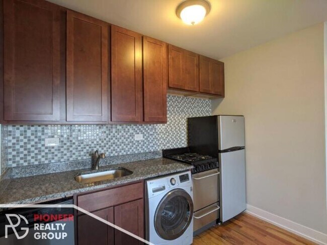 Building Photo - 1 bedroom in CHICAGO IL 60614
