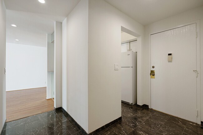 Foto del edificio - 906 N Doheny Dr