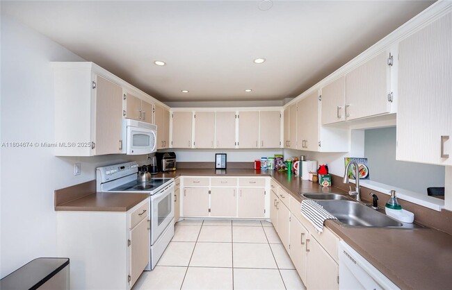 Building Photo - 151 Crandon Blvd