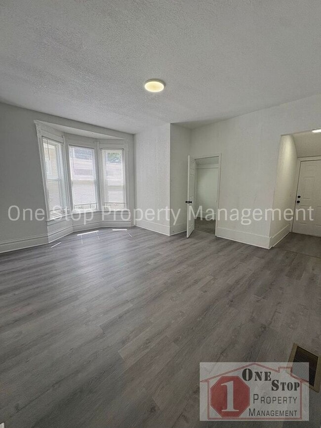 Building Photo - Gorgeous 4 Bedroom, 2 Bath in Independence!