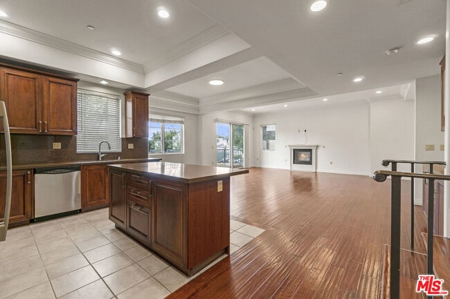 Foto del edificio - 10765 Wilkins Ave