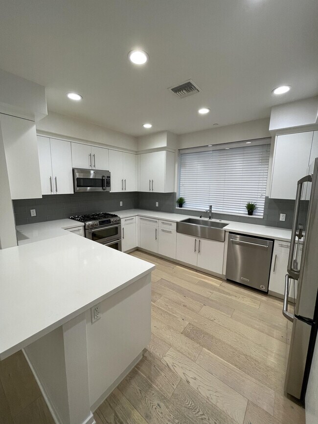 Foto del edificio - 4240 Laurel Canyon Blvd