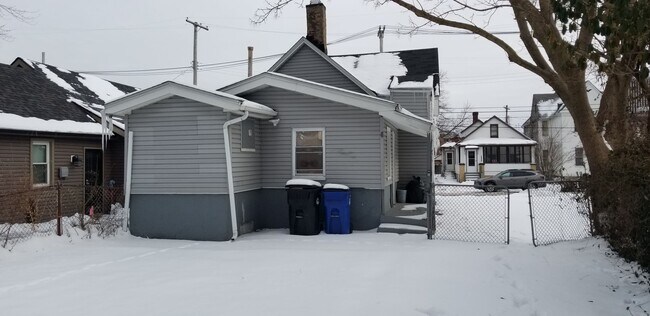 Building Photo - Clark / Fulton Area - 4 Bedroom Single Fam...