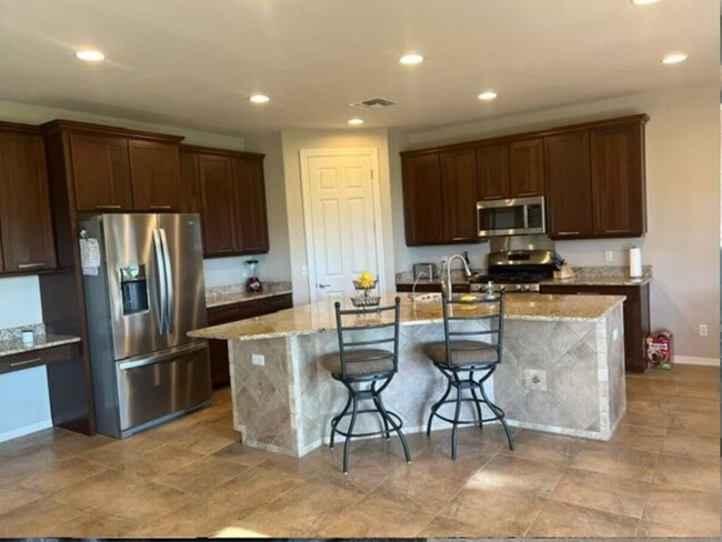 Foto del edificio - 2451 N Snead Dr