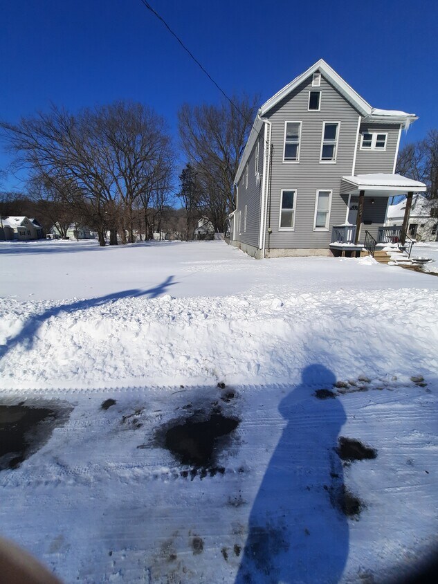 1021 West Adrian G. Hinton Avenue, Peoria, IL 61605 House for Rent in