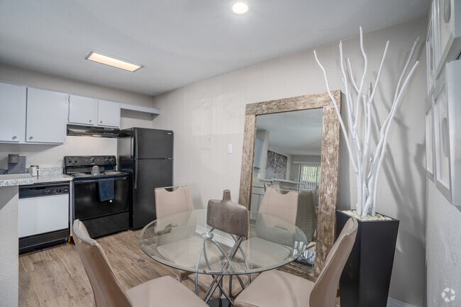 1BR, 1BA - 578SF - Dining Room - Carmel Creek