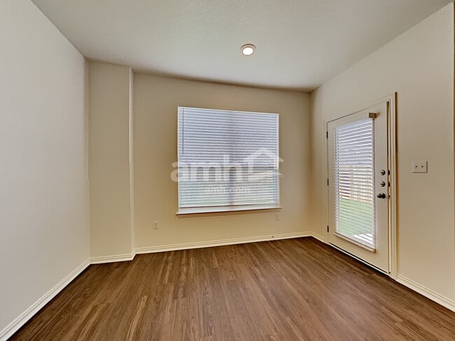 Foto del edificio - 2729 Meadowood Heights