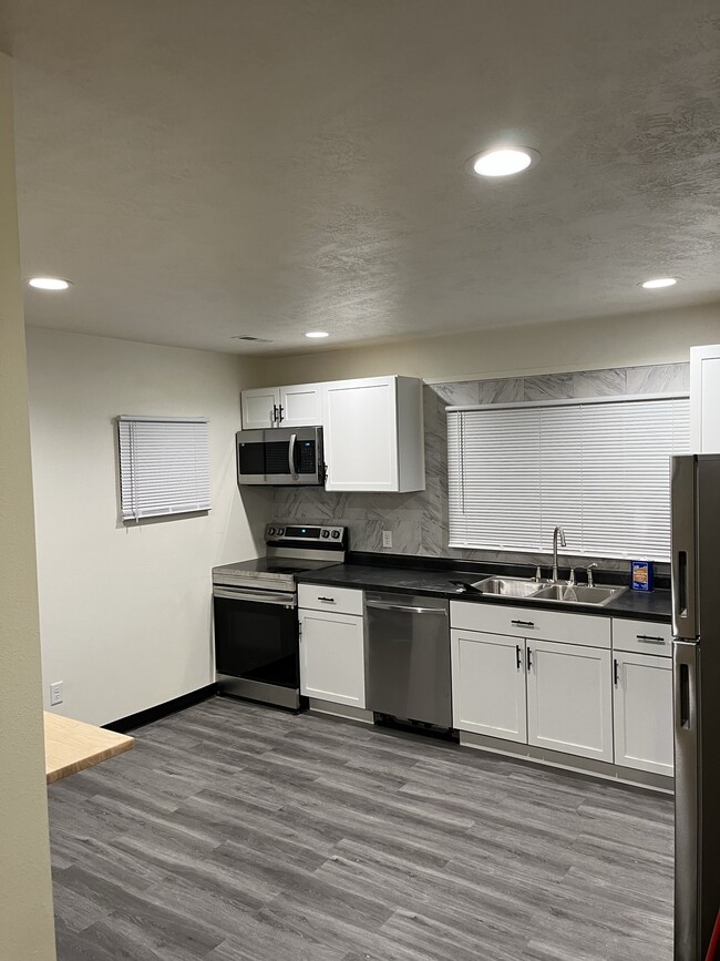 Kitchen - 426 1st St SW