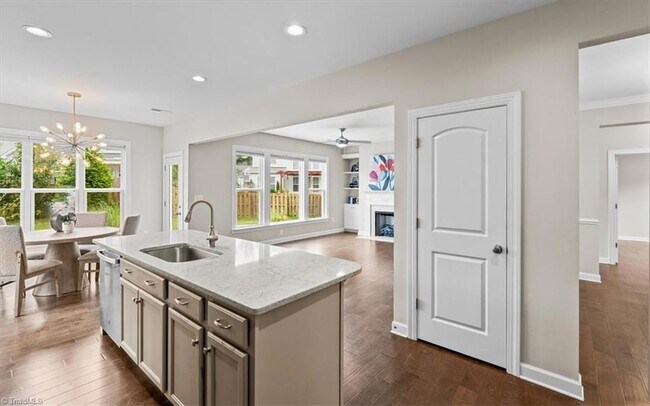 Foto del edificio - 802 Blue Moon Ct