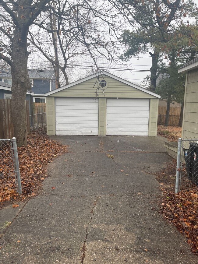 Building Photo - Charming 2 Bedroom Home - Move in Ready
