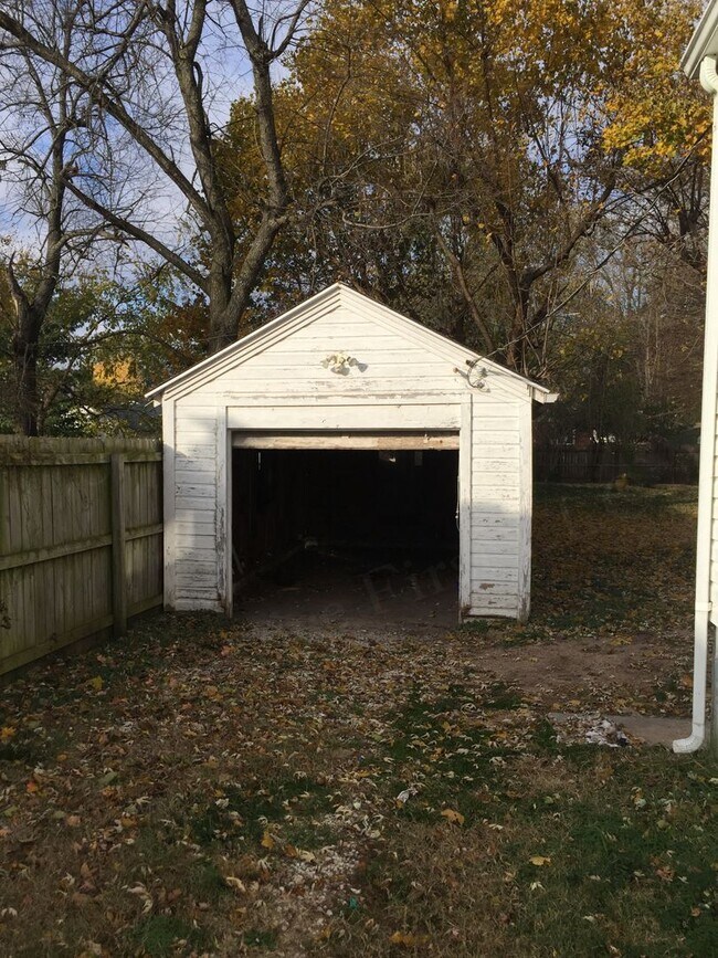 Building Photo - Very nice and LARGE 1 bed House for rent C...