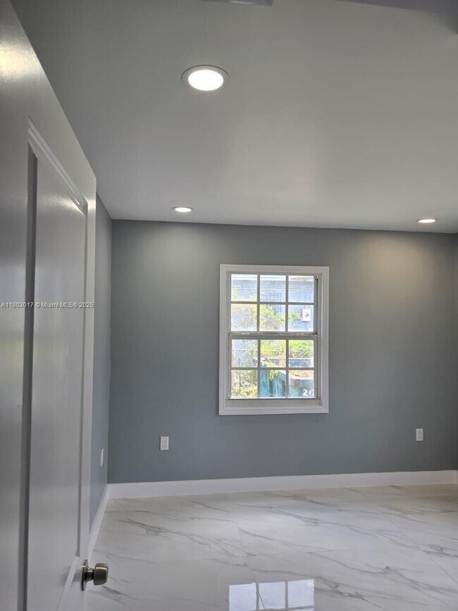Foto del edificio - 744 NW 137th St