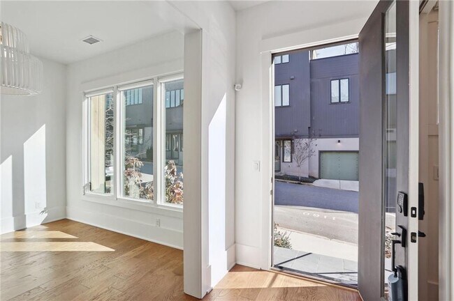 Building Photo - 1160 Mado Lp
