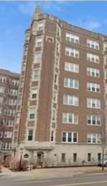 Building Photo - 6334 N Sheridan Rd