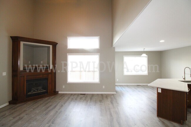 Foto del edificio - PERFECT LOCATION!! 4 Bedroom, 3.5 Bath Townhome in Ankeny