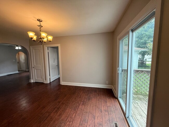 Building Photo - Lower 2 bedroom near Downtown Beloit
