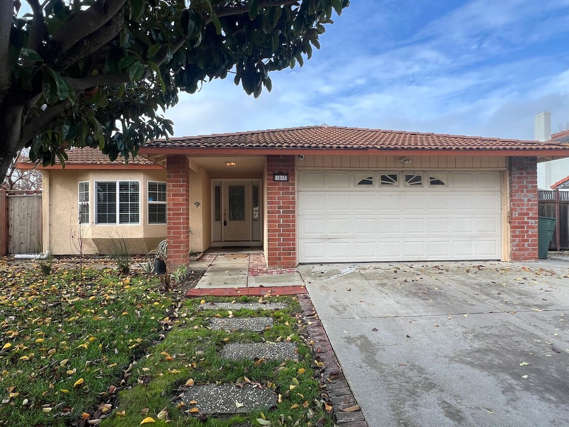 Primary Photo - Lovely Pioneer Park home in quiet neighbor...