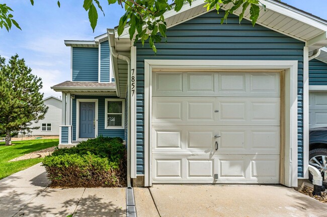 Foto del edificio - End-unit townhome in Cherry Creek School D...