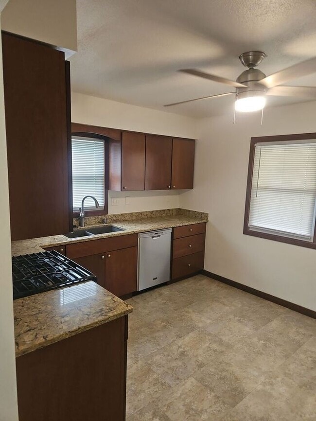 Foto del edificio - Cozy Des Moines Home with Covered Patio & ...