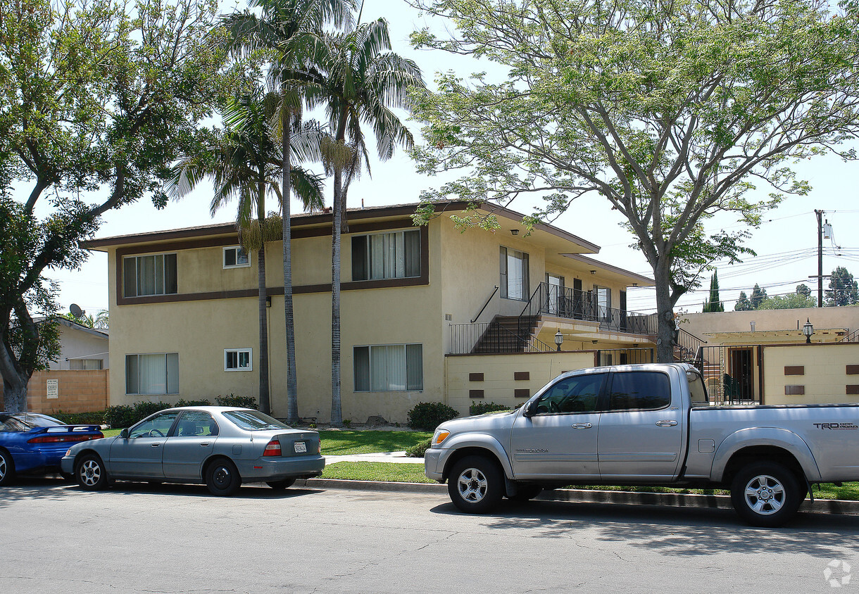 Building Photo - The Ivanhoe Apartments