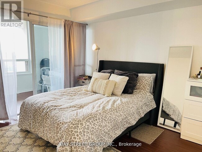 Building Photo - 35-PH235 Empress Ave