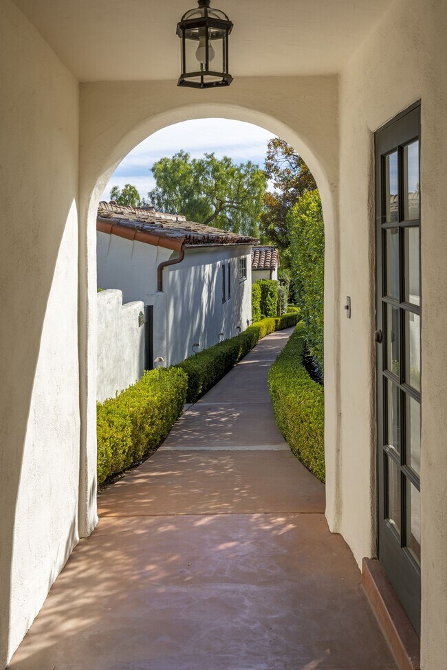 Building Photo - 1829 Mira Vista Ave
