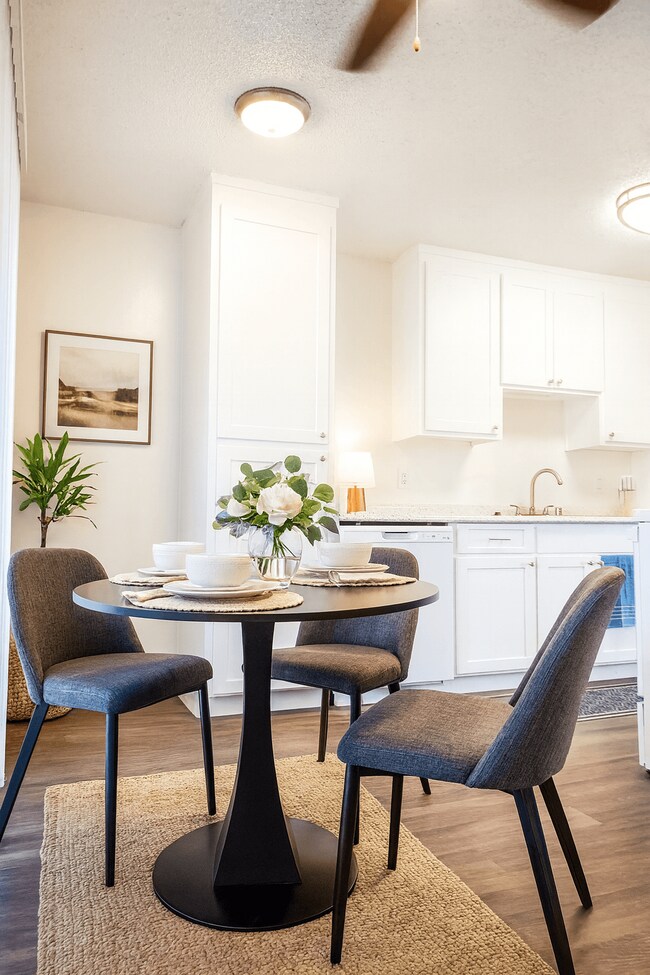 Las imágenes se han recreado virtualmente para ilustrar el posible uso y la distribución del espacio. El mobiliario y la decoración se muestran únicamente con fines ilustrativos. - North Main Apartments