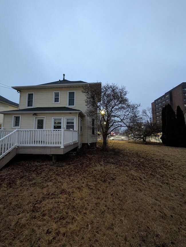 Foto del edificio - Spacious 3 Bedroom Home With Double Lot in East Moline!