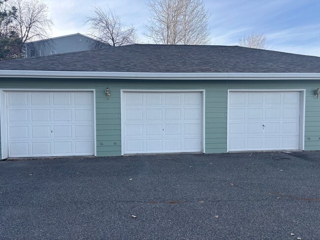 Building Photo - Cute 2 Bed 1 Bath Apartment, with Garage, and Wash/Dryer Included!!