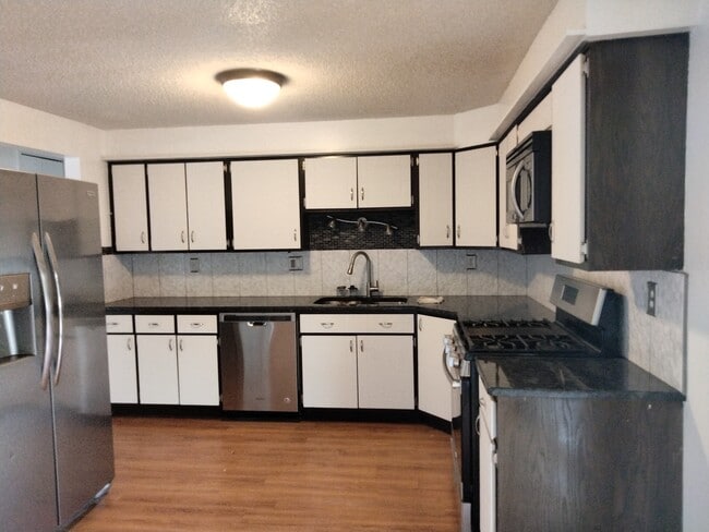 Kitchen - 1412 Lamplighter Dr