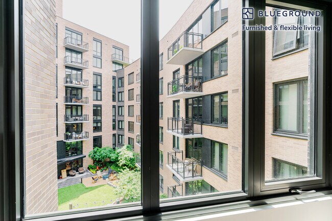 Foto del edificio - 3275 Washington Blvd