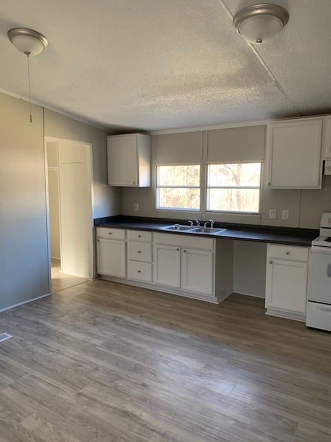 Building Photo - single family home