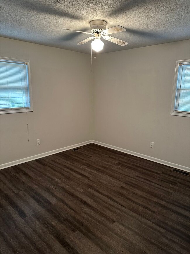 Building Photo - Pet Friendly Home in Vine Grove!