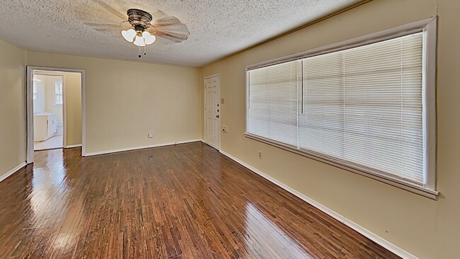 Foto del edificio - Charming 3-Bedroom Home with Spacious Living & Outdoor Retreat!