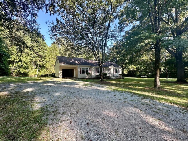 Foto del edificio - 3 Bedroom House on One Acre of Land!