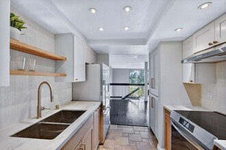 Building Photo - 2564 Navarra Dr