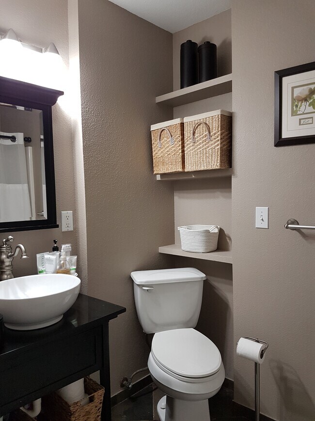 Baño de la planta superior - 1819 S Woodlawn St