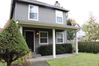 Building Photo - 300 32nd Ave