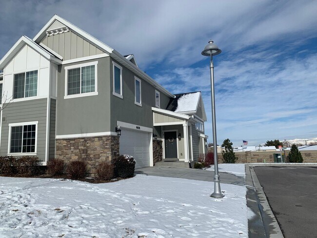 Building Photo - 6608 S Wallsburg Dr