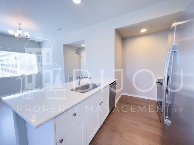 Building Photo - Beautiful Townhome across from Cumbre Vist...