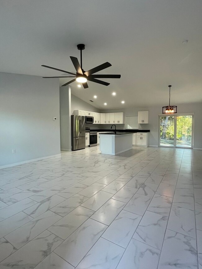 Foto del edificio - **SHOWS LIKE NEW!**