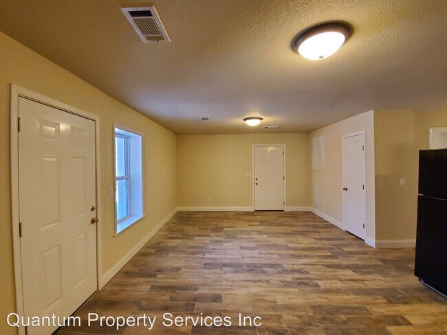 Building Photo - 2520 Teddy St