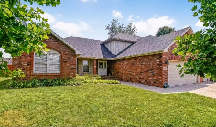 Foto principal - 358 E Sequoia St