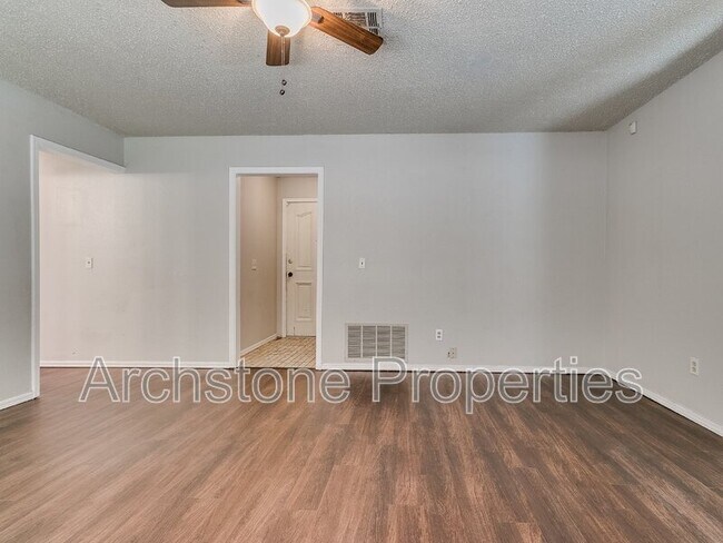 Building Photo - 712 Woodland Dr
