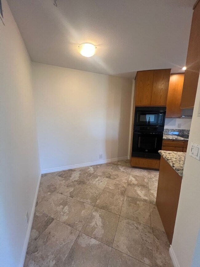 Foto del edificio - 3 Bedroom 2 Bath Condo in Beautiful La mes...