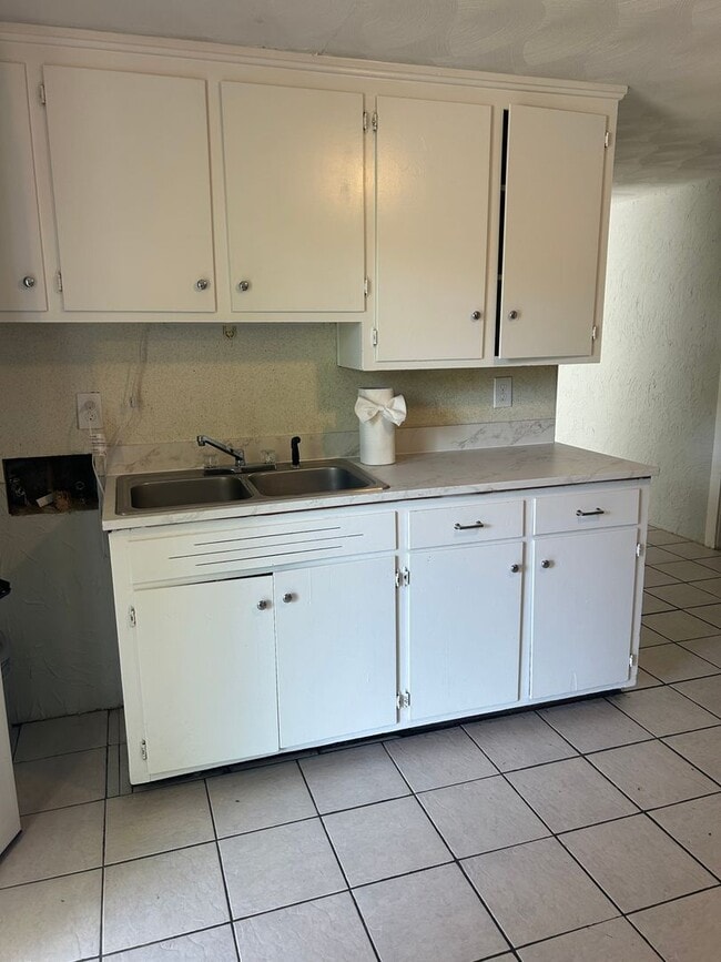 Building Photo - Quiet Country Living: Spacious 2BR with Laundry Hookups